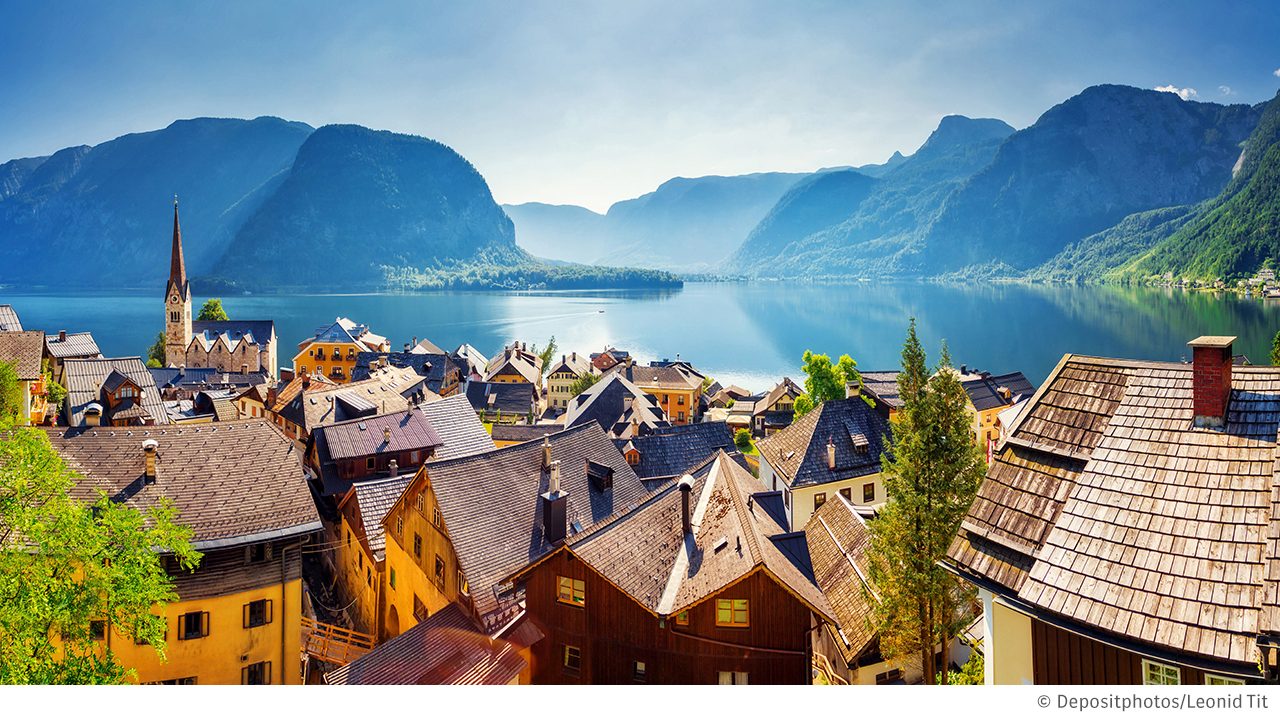 Blick von oben auf Hallstatt im Salzkammergut und den Hallstätter See bei Sonnenschein